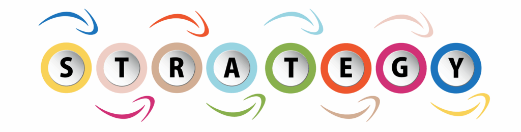 Das Wort "STRATEGY" ist in fetten schwarzen Buchstaben geschrieben, jeder Buchstabe innerhalb eines bunten Kreises. Gebogene Pfeile in verschiedenen Farben umgeben die Kreise und spiegeln den dynamischen Ansatz der Unternehmensberatung und Fördermittelberatung wider.